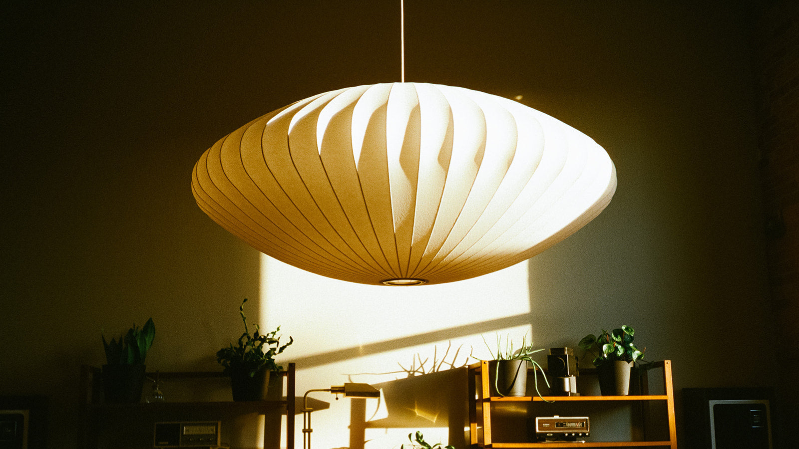 Hanging pendant light in a coffee shop. The Herman Miller Nelson Saucer Light